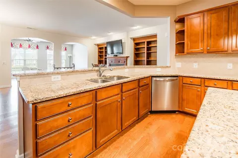 Kitchen - 2050 Yellowstone Dr, Fort Mill, SC 29707 photo 2 of 7