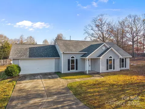 831 White Oak Ln, Matthews, NC 28104