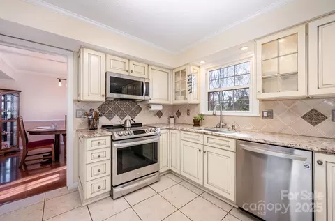 8700 Parkchester Dr, Charlotte, NC 28277