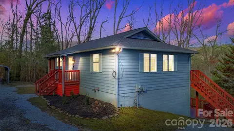 124 Flat Creek Dr, Lake Toxaway, NC 28747