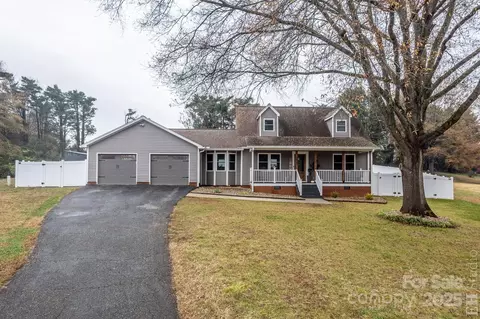 1827 Kincaid Ct, Hickory, NC 28602