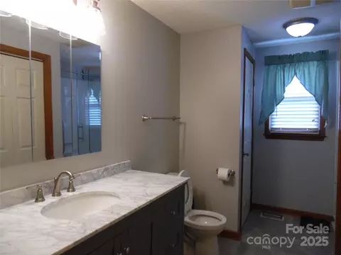 Bath - 106 Belleview Ne Dr NE, Conover, NC 28613 photo 2 of 3