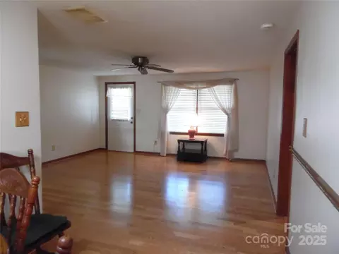 Living - 106 Belleview Ne Dr NE, Conover, NC 28613 photo 2 of 4