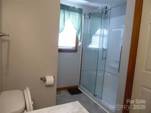Bath - 106 Belleview Ne Dr NE, Conover, NC 28613 photo 3 of 3