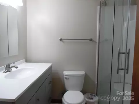 Bath - 106 Belleview Ne Dr NE, Conover, NC 28613 photo 1 of 3