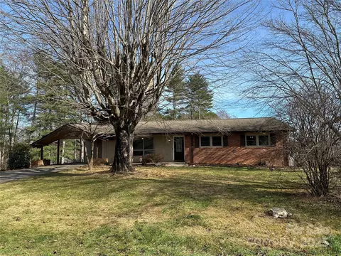 2 Star Ln, Hendersonville, NC 28791