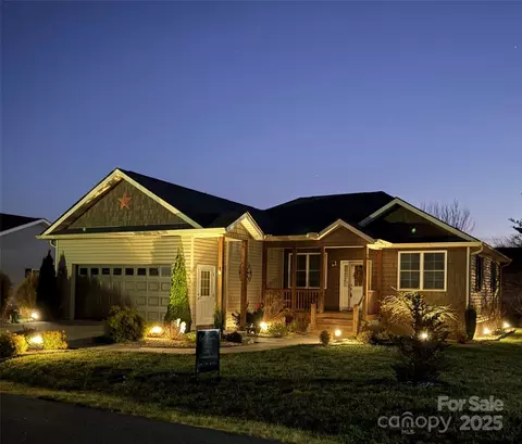 371 Beechnut Dr, Hendersonville, NC 28739