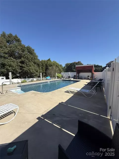 Exterior - 1659 Buffett Cir, Hickory, NC 28602 photo 7 of 9