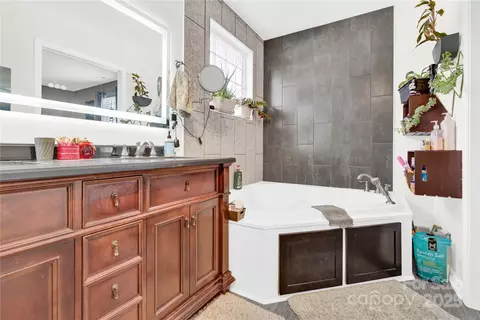 Bath - 1659 Buffett Cir, Hickory, NC 28602 photo 1 of 3