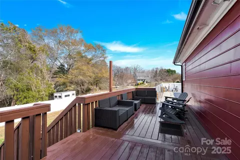 Exterior - 1659 Buffett Cir, Hickory, NC 28602 photo 4 of 9