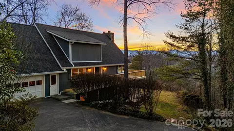 15 Crest Circle Dr, Weaverville, NC 28787