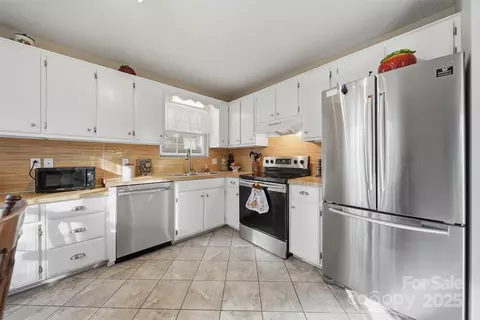 Kitchen - 102 Brandywine Ne T1 Dr NE #T1, Conover, NC 28613 photo 4 of 4