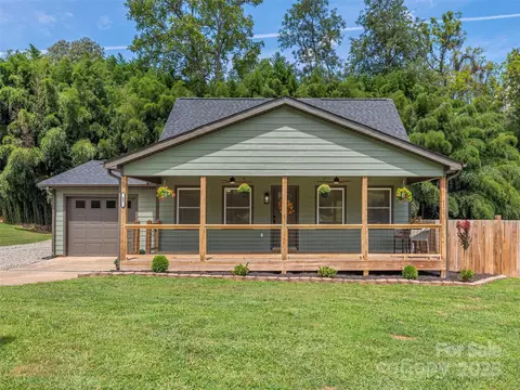 93 Cresthaven Dr, Clyde, NC 28721