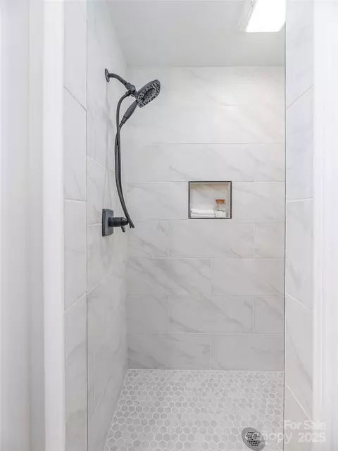 Bath - 93 Cresthaven Dr, Clyde, NC 28721 photo 2 of 4