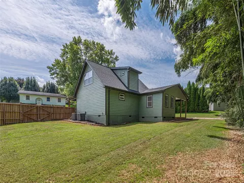 Exterior - 93 Cresthaven Dr, Clyde, NC 28721 photo 3 of 9