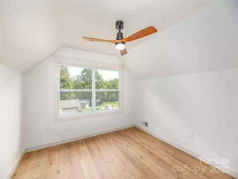 Bedroom - 93 Cresthaven Dr, Clyde, NC 28721 photo 4 of 5