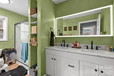 Bath - 842 Grouse Rd, Clyde, NC 28721 photo 1 of 3