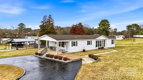 2010 Old Dragstrip St, Hickory, NC 28601