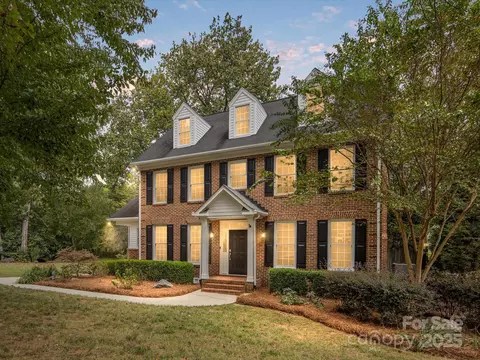 6907 Foxglove Dr, Charlotte, NC 28226