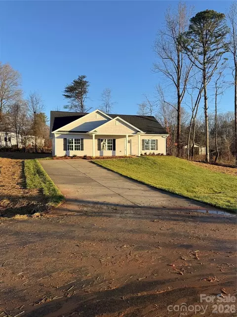 1015 Fairfield Dr, Yadkinville, NC 27055