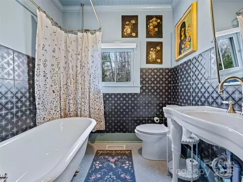 Bath - 277 Markham Rd, Tryon, NC 28782 photo 2 of 4