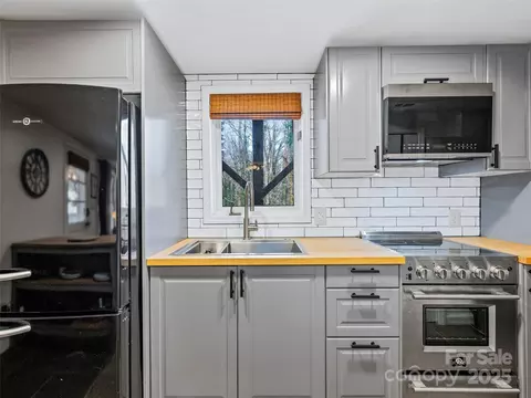 Kitchen - 277 Markham Rd, Tryon, NC 28782 photo 5 of 5