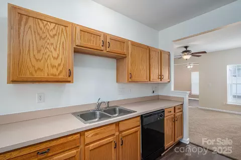 Kitchen - 7937 Mariners Pointe Cir, Denver, NC 28037 photo 4 of 4