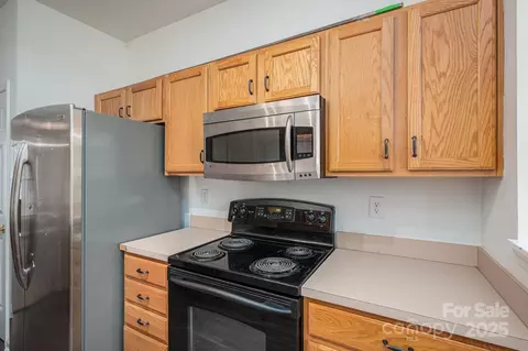 Kitchen - 7937 Mariners Pointe Cir, Denver, NC 28037 photo 2 of 4