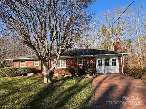 866 Oak St, Troy, NC 27371