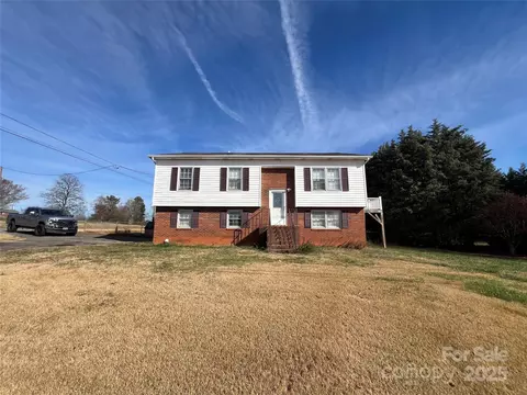 1182 Village Cir, Hickory, NC 28602