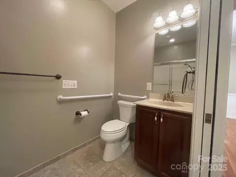 Bath - 481 26th Ne Ave NE, Hickory, NC 28601 photo 3 of 5
