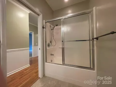 Bath - 481 26th Ne Ave NE, Hickory, NC 28601 photo 4 of 5