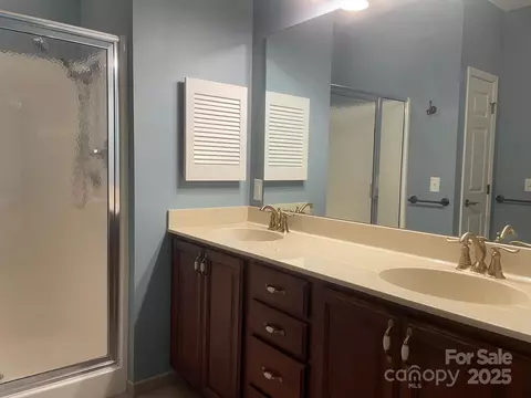 Bath - 481 26th Ne Ave NE, Hickory, NC 28601 photo 1 of 5