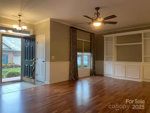 Living - 481 26th Ne Ave NE, Hickory, NC 28601 photo 5 of 8