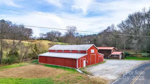 1137 Saunders Rd, Franklin, NC 28734