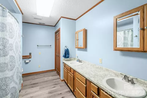 Bath - 1295 Cattle Ridge Rd, Cheraw, SC 29520 photo 1 of 2