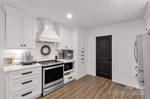 Kitchen - 2570 Pineview Dr, Lancaster, SC 29720 photo 2 of 3