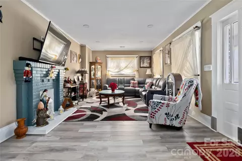 Living - 224 E Steele St, Salisbury, NC 28144 photo 1 of 2
