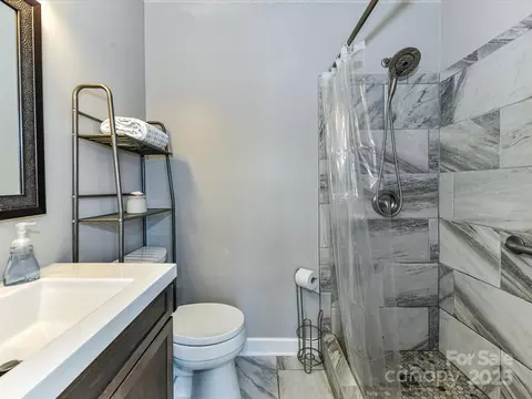 Bath - 17541 Tuscany Ln, Cornelius, NC 28031 photo 3 of 4