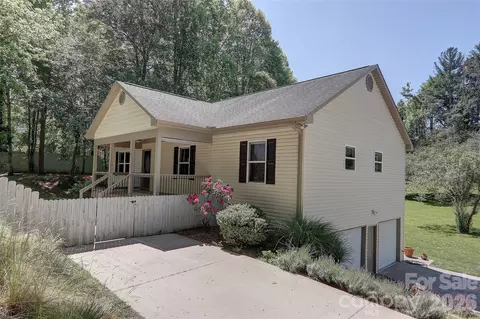 16 Southwood Dr, Weaverville, NC 28787