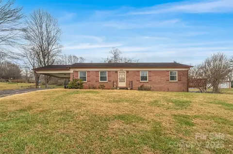 2580 Sweetbriar Cir, Lenoir, NC 28645