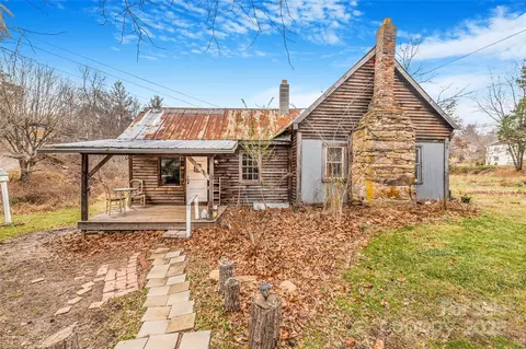1 Mustang Dr, Leicester, NC 28748