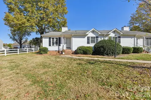 6025 Crape Myrtle Ln, Charlotte, NC 28216