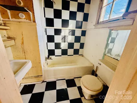 Bath - 45 Gladden St, Marion, NC 28752 photo 1 of 1
