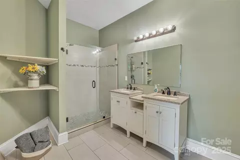 Bath - 528 Mitchell Ave, Salisbury, NC 28144 photo 2 of 6