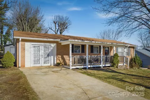 102 Page St, Morganton, NC 28655