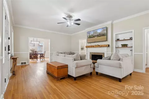 Living - 514 W Barr St, Lancaster, SC 29720 photo 2 of 3