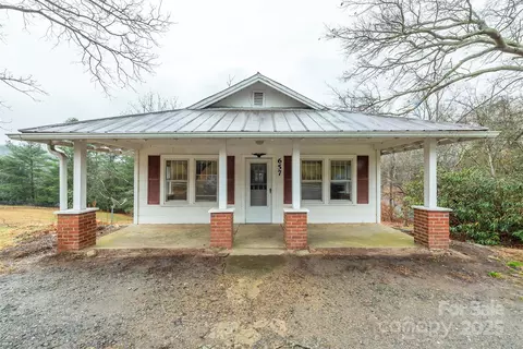 657 Old Fort Rd, Fairview, NC 28730