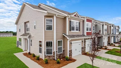 369 Creekview Rd, Hendersonville, NC 28792