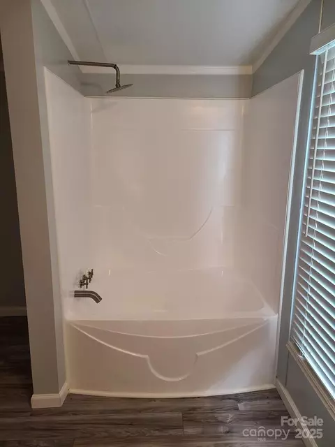 Bath - 1098 Remington Dr, Conover, NC 28613 photo 1 of 3